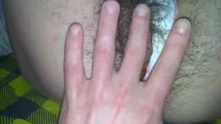 Увидел мохнатку мачехи, не удержался, и залез пальчиком в трусики!